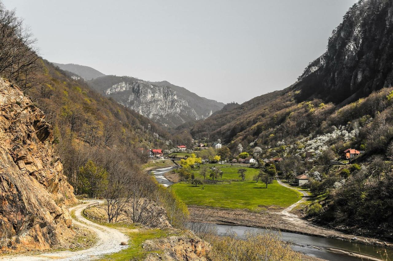 Pensiunea Dimitrios & Spa - Baile Herculane -Valea Cernei-Terapie Spa -Relaxare A Mintii Si A Trupului Ce Ajuta La Eliberarea Stresului Si A Blocajelor Negative Hotel Exterior foto